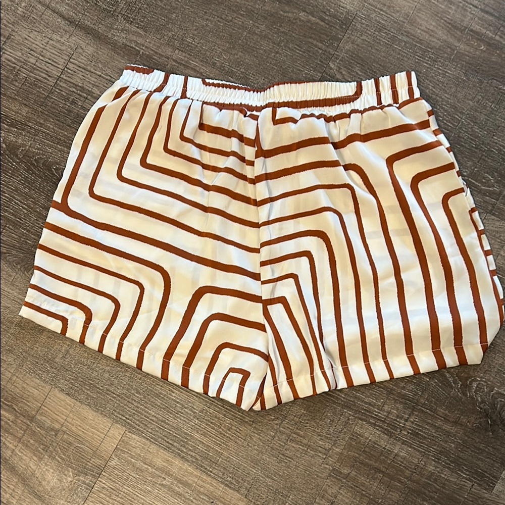 Geometric Patterned Shorts - Picture 4 of 4